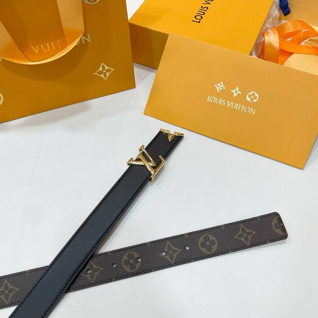 Lv3.0Cm专柜同款女士双面腰带 经典咖色花纹帆布料搭配柔软小牛皮 真空电镀亮面精品腰带头 搭配lv标志性四角花金属 时尚百搭款 女神款 Lv3.0Cm专柜同款女士双面腰带 经典咖色花纹帆布料搭配柔软小牛皮 真空电镀亮面精品腰带头 搭配lv标志性四角花金属 时尚百搭款 女神款