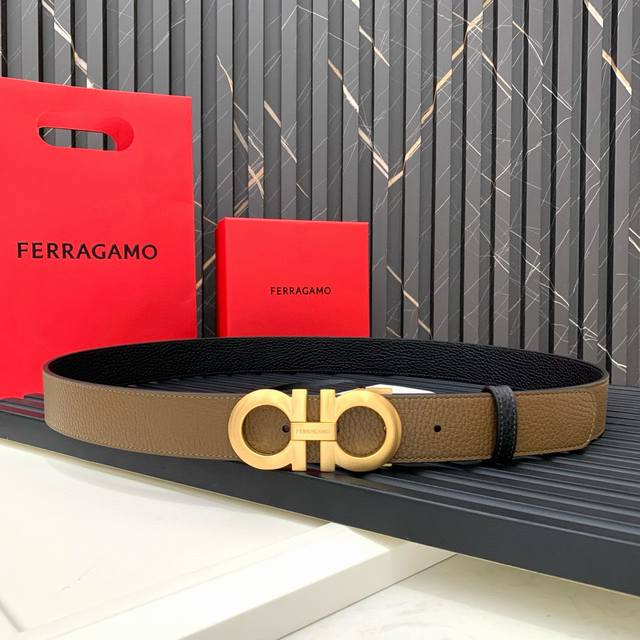 送礼物首选 菲拉格慕这款时髦的双面皮带采用双色设计，柔软的牛皮经过手工处理，双面可用 一面黑色一面卡其色打造出极其柔韧的触感。Gancini扣饰饰有对比细节，风