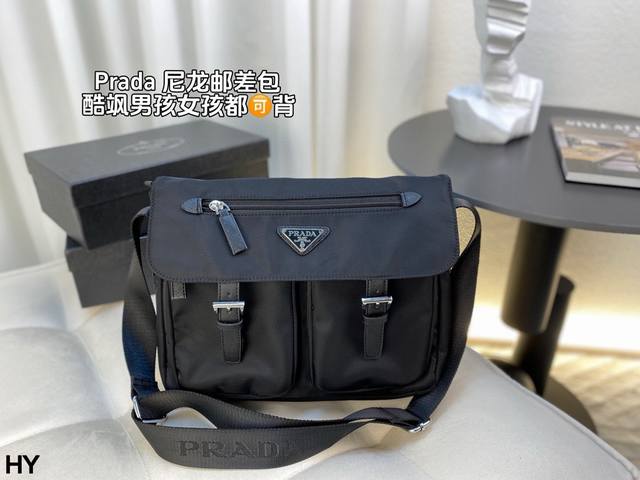 配盒 Prada邮差包 中性穿搭的兄弟姐妹不要错过哦 男女都可以轻松驾驭的prada邮差包轻便百搭容量大 有了它 通勤出门节约时间不止一点点！尺寸：30*25