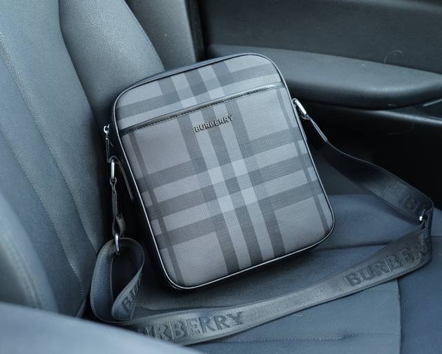 巴宝莉 官网同步 高版本 斜挎单肩背包 永恒不过时的标志性产品 纯原单牛皮 顶级五金制作 非市面普通版本 今年burberry最爱的款式 全部实拍 实用性非常高