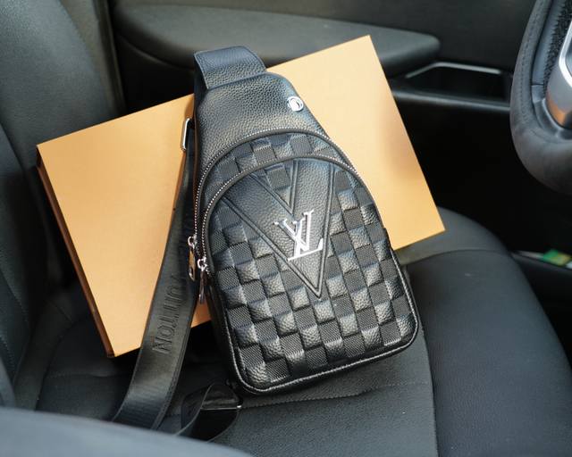路易威登 官网同步 高版本 胸包 永恒不过时的标志性产品 纯原单牛皮 顶级五金制作 非市面普通版本 今年lv最爱的款式 全部实拍 实用性非常高 完全不用担心穿搭