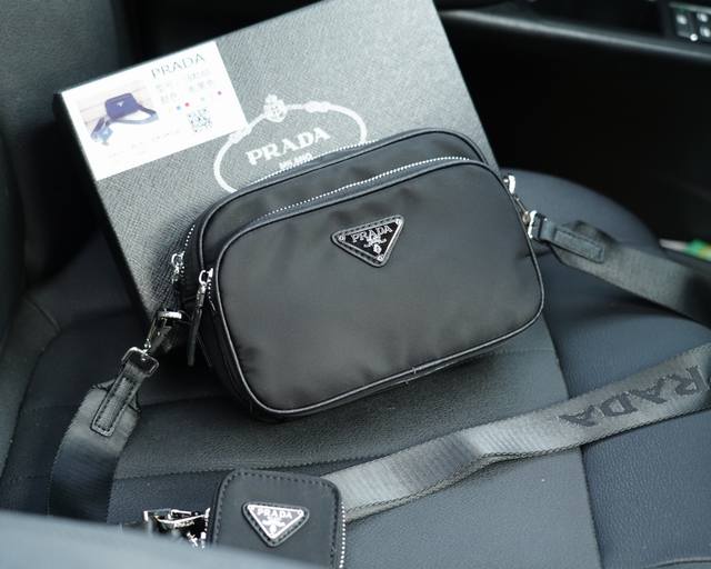 普拉达 官网同步 高版本 斜挎单肩背包 永恒不过时的标志性产品 纯原单布料 顶级五金制作 非市面普通版本 今年prada最爱的款 全部实拍 实用性非常高 完全不