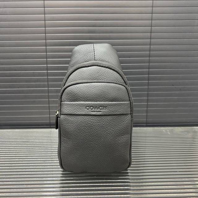 Coach 蔻驰 牛皮胸包 斜挎单肩包 采用精湛镶嵌细工 实物拍摄 原厂原版面料 配送防尘袋 30 X 16Cm。