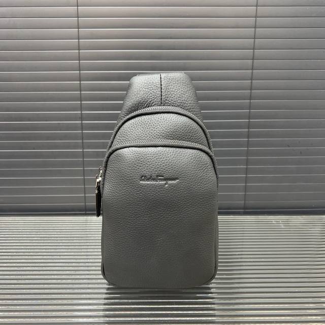 Ferragamo 菲拉格慕 牛皮胸包 斜挎单肩包 采用精湛镶嵌细工 实物拍摄 原厂原版面料 配送防尘袋 30 X 16Cm。