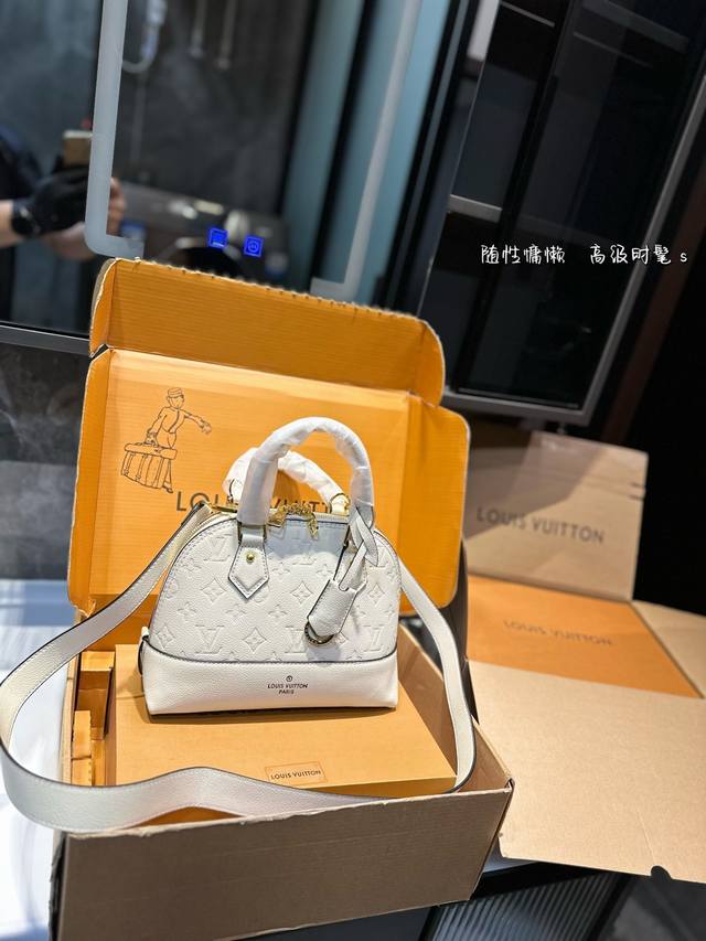 Lv贝壳包 这款百搭的经典手袋依然很受现代摩登女郎的青睐！搭配独家定制的原版五金！绝对是最完美的组合！尺寸25 18