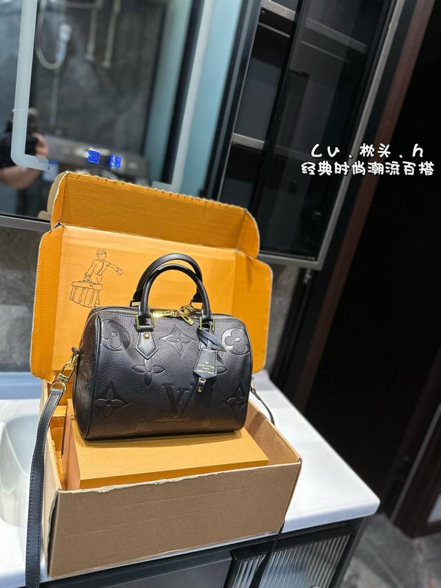 Lv新款枕头包 新款哦！手提单肩斜挎款式 超级无敌好质量 宝宝们抓紧来订哈 超级好的版本~版型经典不过时 一直深受洋气美妞们喜欢！尺寸：26.19