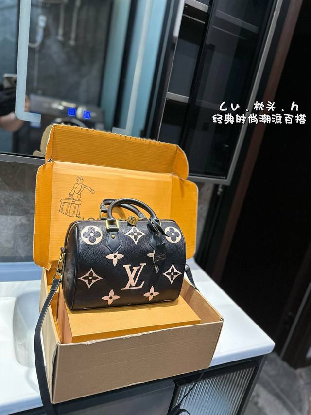 Lv新款枕头包 新款哦!手提单肩斜挎款式 超级无敌好质量 宝宝们抓紧来订哈 超级好的版本~版型经典不过时 一直深受洋气美妞们喜欢!尺寸:26.19 Lv新款枕头包 新款哦!手提单肩斜挎款式 超级无敌好质量 宝宝们抓紧来订哈 超级好的版本~版型经典不过时 一直深受洋气美妞们喜欢!尺寸:26.19