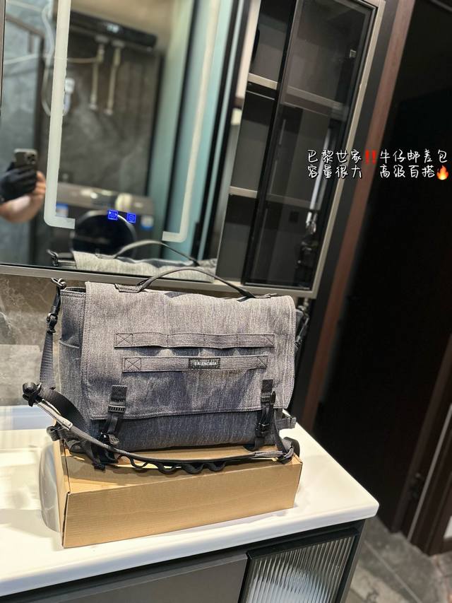 巴黎世家 邮差包 巴黎世家全新邮差包 终于入手了我心心念念已久的小包！外观简约大气背上去特别有范儿而且容量超级足够不管是工作还是平时出门都完全够用希望你们也喜欢