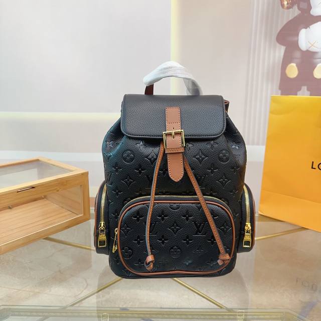 Lv 路易威登 双肩包 开挂般的存在,包身轻便百搭,给予满满的高级感。设计简约大方,无论是上班族还是大学生,都能轻松驾驭。让你的生活更加便捷,更加时尚。 尺寸: Lv 路易威登 双肩包 开挂般的存在,包身轻便百搭,给予满满的高级感。设计简约大方,无论是上班族还是大学生,都能轻松驾驭。让你的生活更加便捷,更加时尚。 尺寸: