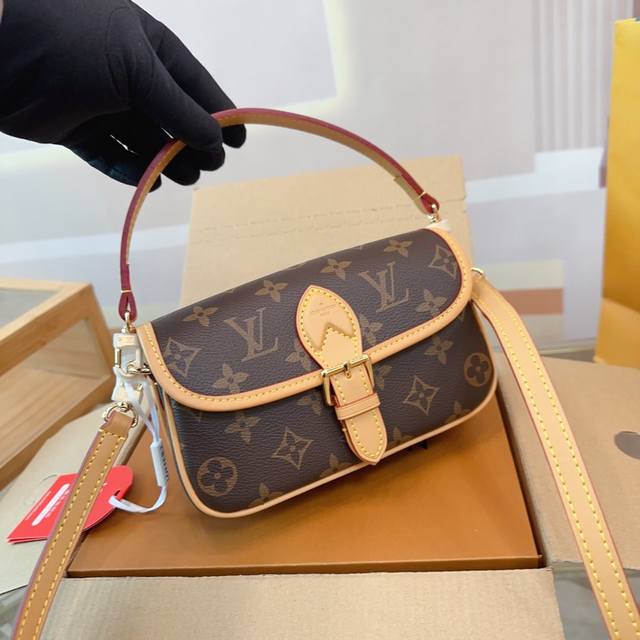 折叠礼盒 Size:19×12 Lv路易威登mini法棍包 精致小巧但容量超!! 配有肩带,肩带可调节 小小一个不要太爱 Dj 折叠礼盒 Size:19×12 Lv路易威登mini法棍包 精致小巧但容量超!! 配有肩带,肩带可调节 小小一个不要太爱 Dj