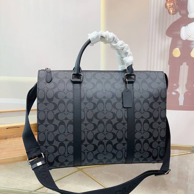 头层牛皮 尺寸40.30 蔻驰 公文包 Coach 稳重大气，时尚高雅 黑灰色的经典配色，彰显品牌的标志性风格！暗纹logo的点缀，展现品牌的时尚气息与独特魅力