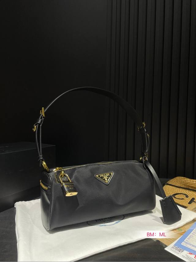 配折叠礼盒 普拉达中古腋下包容量非常 中宽肩带一背起来超级舒服 我和妈妈都能用哦！ 尺寸：27*12