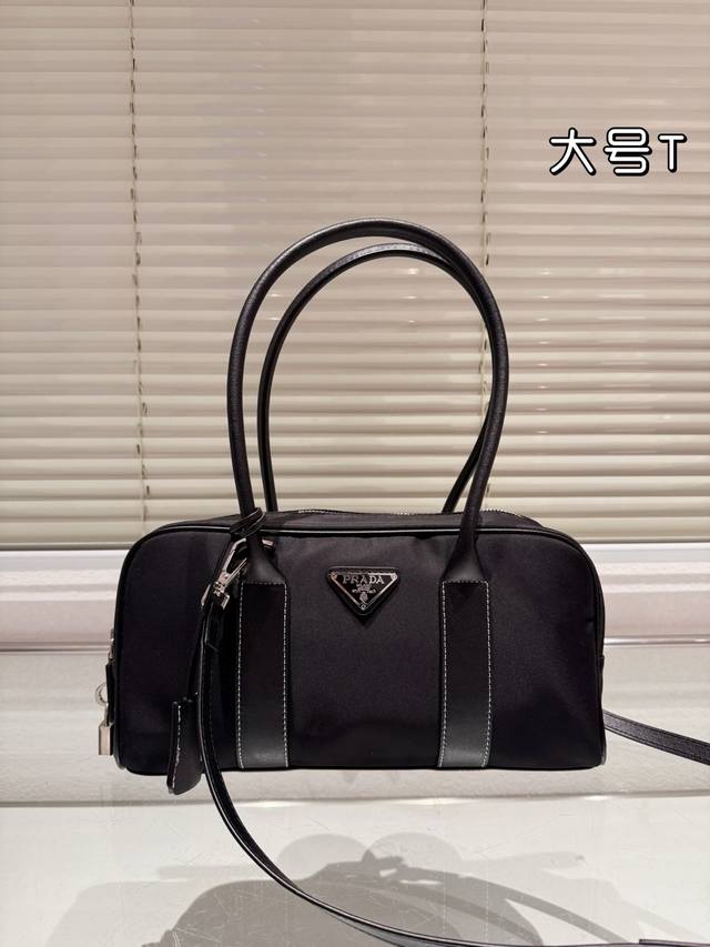 大号 Prada 斜挎包 慵懒随性又好背 上身满满的惊喜 高级慵懒又随性 彻底心动的一只 Size：32.17Cm