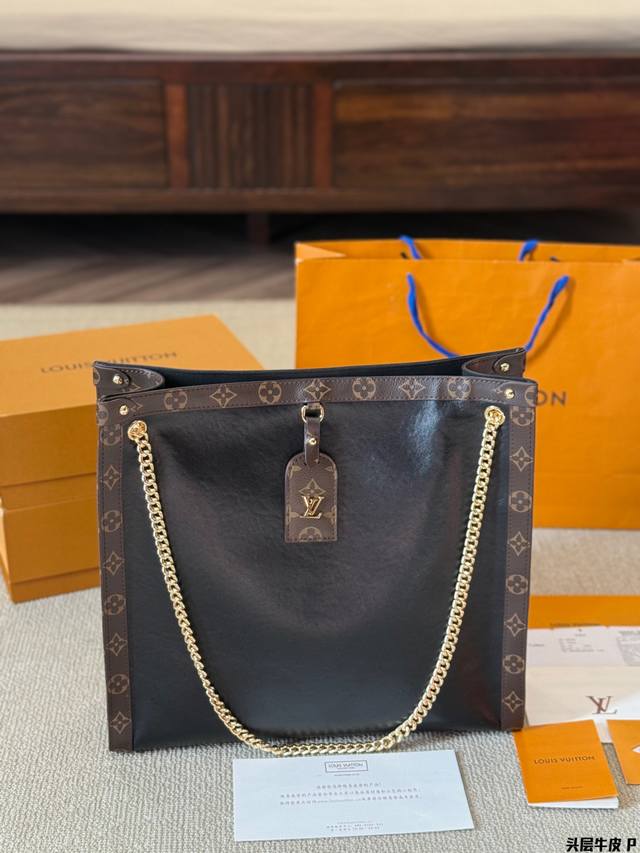 原版皮 配盒 尺寸 ：38 35Cm Lv新款tote 包包， 真的很难不爱耐看又实用 包包容量还很大， 什么东西都能往里塞 软软的气质看上去松弛感满满
