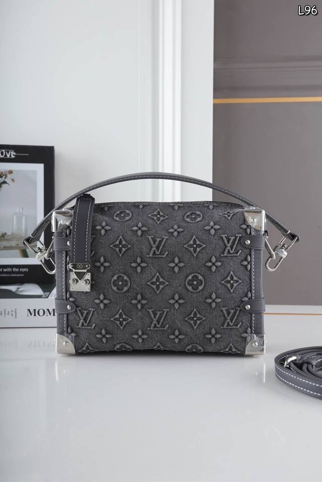 全套礼盒丝巾 Lv 丹宁牛仔软盒子单肩斜挎手提包 秀款 可手提 可斜挎 宽肩带不要太好看！ 谷爱凌同款软盒子~ 尺寸：23×16