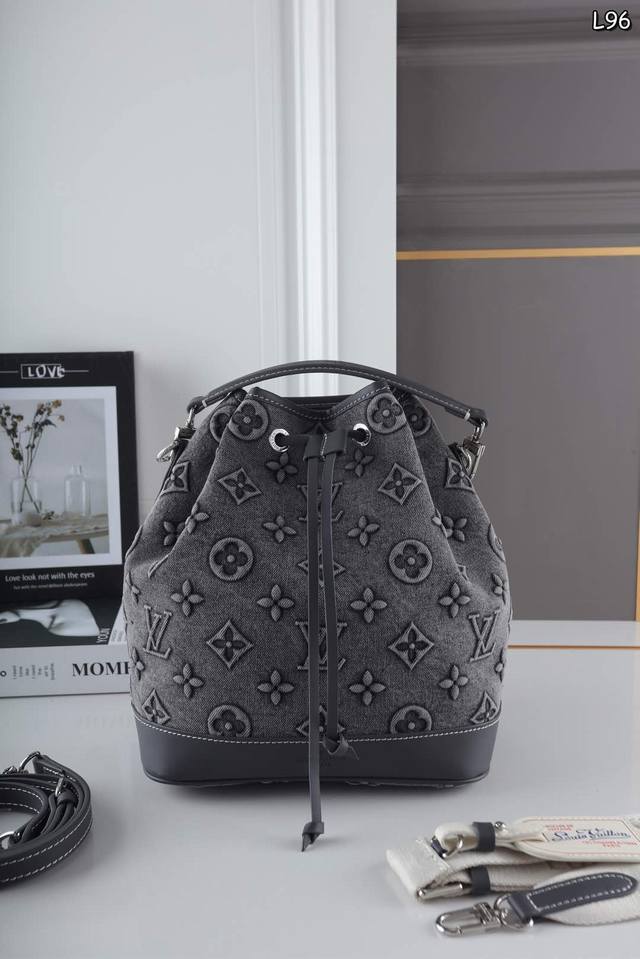 全套礼盒丝巾 Lv 丹宁牛仔 老花 水桶包斜挎包 这款手袋新料 制成,手感超级好 经典永恒。优雅低调的外形设计和宽敞的包身更加入了实用性 尺寸:22×25 全套礼盒丝巾 Lv 丹宁牛仔 老花 水桶包斜挎包 这款手袋新料 制成,手感超级好 经典永恒。优雅低调的外形设计和宽敞的包身更加入了实用性 尺寸:22×25