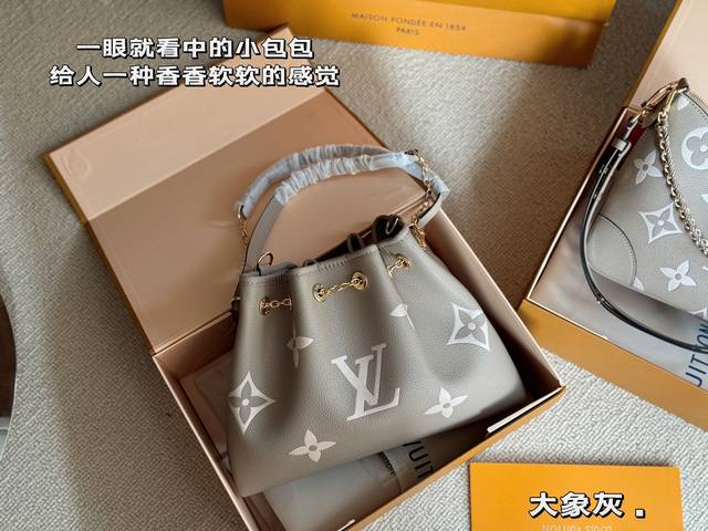 配盒# Size：28*20Cm L家 水桶包 Bundle 甜甜的一定不要错过哦！ 上手轻但是容量超大