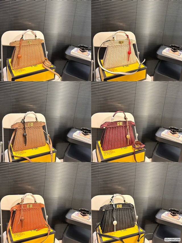 配折叠盒子 芬迪编织小猫 Fendi重磅推荐 Fendi经典pkb包又出新款了纯手工编织工艺 低调奢华又透露出个人时尚态度 尺寸：27 20 货号680258