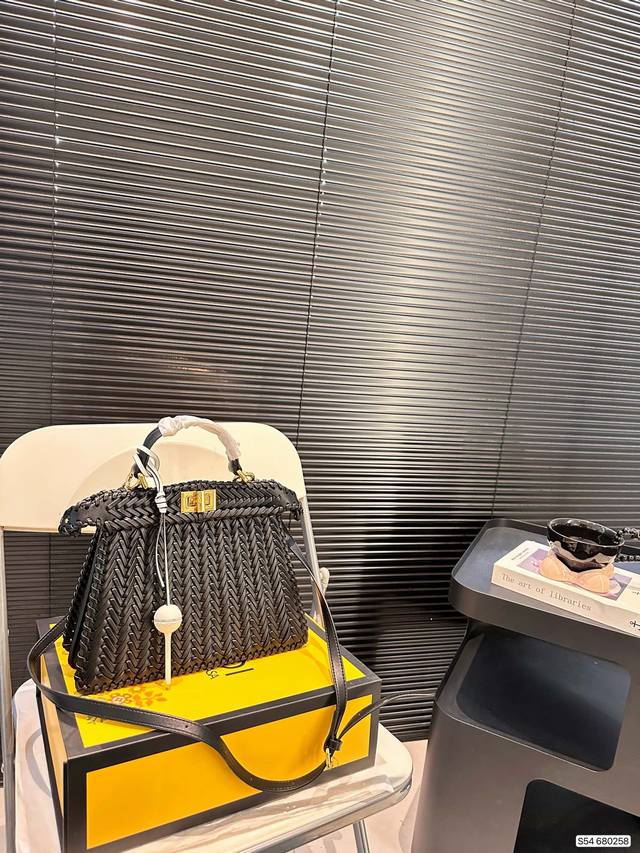 配折叠盒子 芬迪编织小猫 Fendi重磅推荐 Fendi经典pkb包又出新款了纯手工编织工艺 低调奢华又透露出个人时尚态度 尺寸：27 20 货号680258