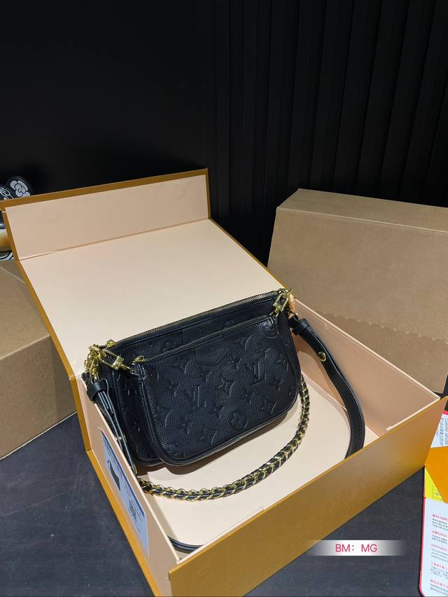 配折叠礼盒 L家 麻将包三件套 细节看实拍图不多介绍啦 牛皮 大象灰 真的好舒服！ 新品新品！ 搜索lv 四合一 尺寸：24*12