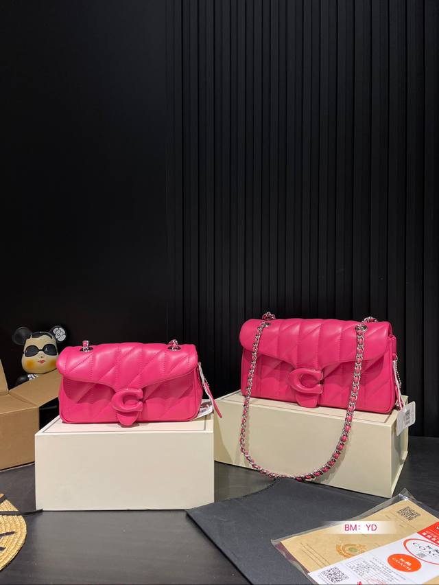 小号 大号 配折叠礼盒 百搭神器 Tabby 蔻驰 酒神新品 Quilted Tabby25 链条版tabby 这你能忍住 满满的小细节 尺寸:大号27*14 小号 大号 配折叠礼盒 百搭神器 Tabby 蔻驰 酒神新品 Quilted Tabby25 链条版tabby 这你能忍住 满满的小细节 尺寸:大号27*14