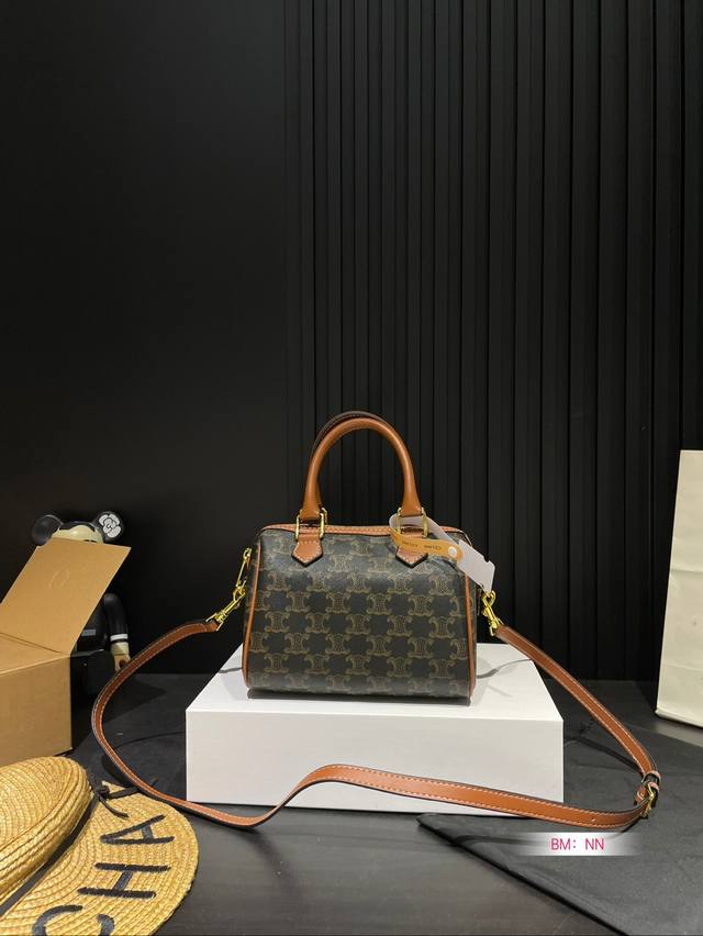 配折叠礼盒 赛琳 凯旋门波士顿包新品lisa 老花mini枕头包单肩包 手提包很复古,又很通勤box女包 Celine 赛琳 新款复古凯旋门斜跨包实用性很强哦。 配折叠礼盒 赛琳 凯旋门波士顿包新品lisa 老花mini枕头包单肩包 手提包很复古,又很通勤box女包 Celine 赛琳 新款复古凯旋门斜跨包实用性很强哦。