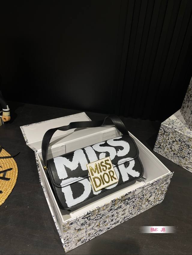 配折叠礼盒 原版来啦 迪奥 Hobo腋下包 原版五金 尺寸:22*11 配折叠礼盒 原版来啦 迪奥 Hobo腋下包 原版五金 尺寸:22*11