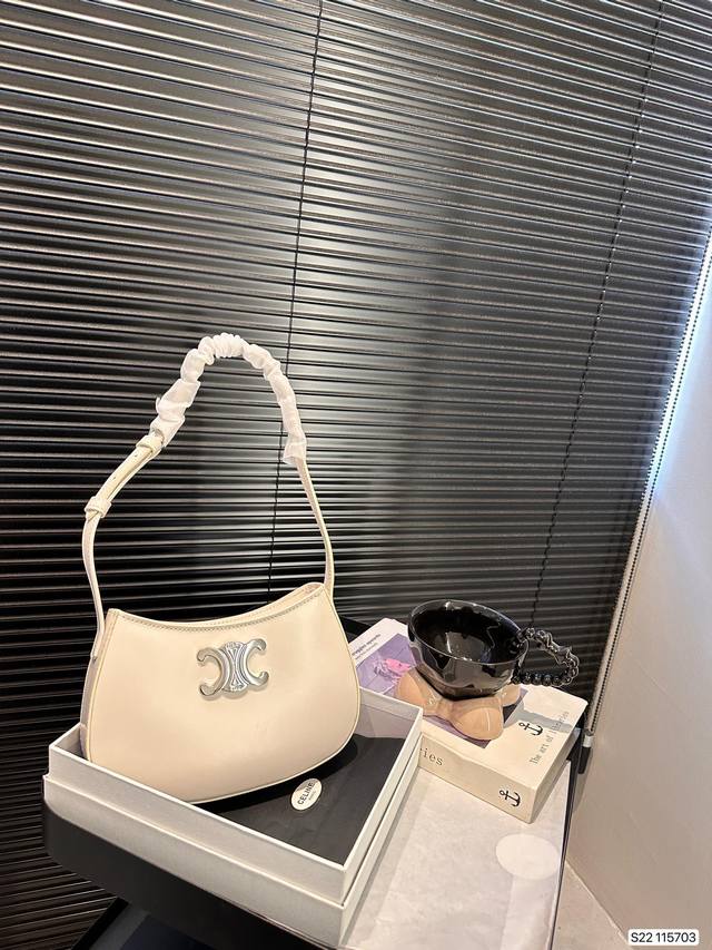 配盒子 赛琳腋下包 腋下包中的小可爱 它的出镜率会很高滴 高级感超强!尺寸:22 13 货号115703 配盒子 赛琳腋下包 腋下包中的小可爱 它的出镜率会很高滴 高级感超强!尺寸:22 13 货号115703