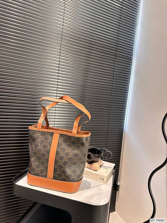 配盒子 赛琳新款 Tote包 购物袋 非常实用能装又可以拗造型的菜篮子 原版pvc配超纤 原版内里 怎么放东西都不怕刮花哦 尺寸:22 23 货号115082 配盒子 赛琳新款 Tote包 购物袋 非常实用能装又可以拗造型的菜篮子 原版pvc配超纤 原版内里 怎么放东西都不怕刮花哦 尺寸:22 23 货号115082