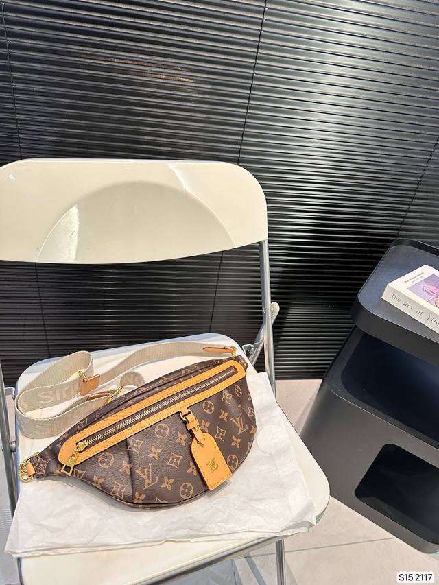 Lv 胸包腰包,配有可调节的包带,既可环于腰间,也可肩背或随性地挂在胸前。正面和背面配有拉链口袋,方便存取 手机、卡片和钥匙。尺寸:38 18 货号2117 Lv 胸包腰包,配有可调节的包带,既可环于腰间,也可肩背或随性地挂在胸前。正面和背面配有拉链口袋,方便存取 手机、卡片和钥匙。尺寸:38 18 货号2117