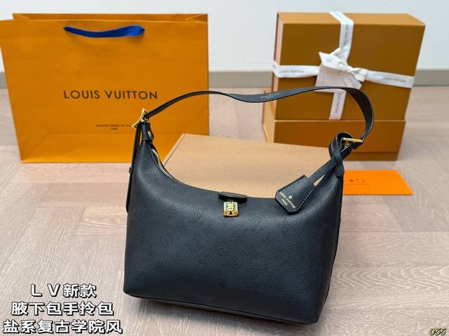 Lv新款腋下包手拎包 非常稀少的盐系复古学院风 超级大牌的一款 上身特别洋气 喜欢的美妞抓紧自留啦 尺寸：26 16