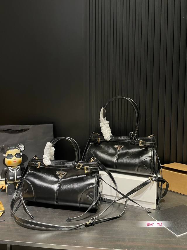 长手柄 短手柄 配折叠礼盒 高版本prada普拉达 Soft Lux油蜡皮hobo长手柄手提包腋下包 可斜挎 尺寸：32*18