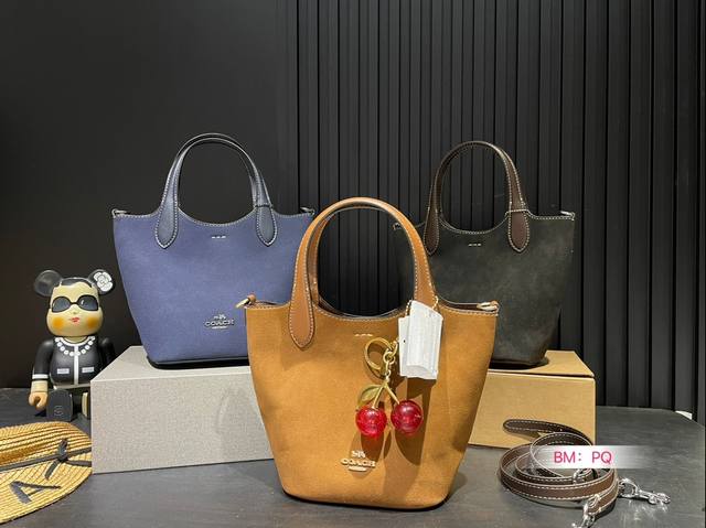 送挂件 配折叠盒子 蔻驰托特包 菜篮子 独特设计 时尚又经典 超级百搭 日常通勤皆可 上身又a又飒 尺寸17*20