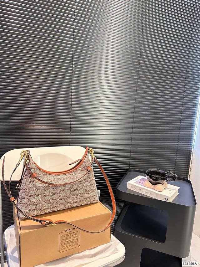 大号 配折叠盒 蔻驰腋下 新品juliet腋下包辣妹风也太酷啦 Coach四月新品太好看了叭新出的juliet包型好好背呀~真的太酷了家人们 尺寸：31 16