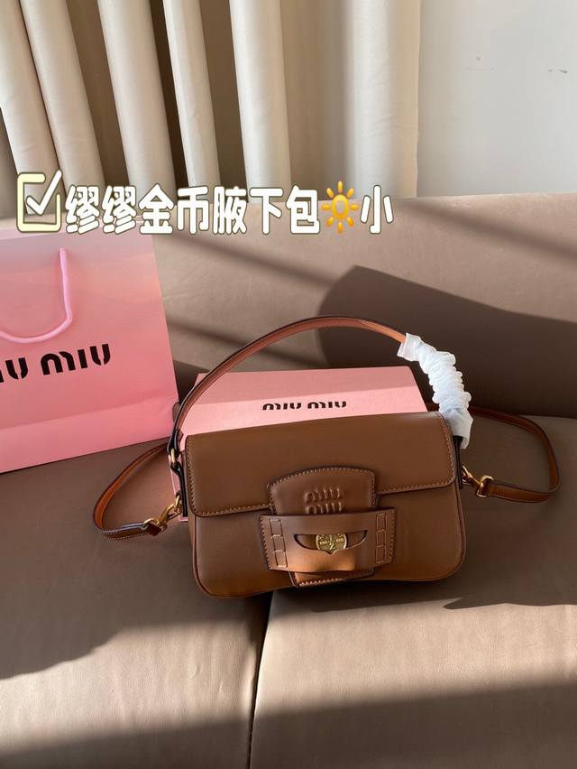 配折叠盒子 缪缪金币腋下包 开挂的miumiu火遍全网了 今年miumiu真是开挂了啊把学院风拿捏的死死的太好看啦 尺寸:24 15 配折叠盒子 缪缪金币腋下包 开挂的miumiu火遍全网了 今年miumiu真是开挂了啊把学院风拿捏的死死的太好看啦 尺寸:24 15