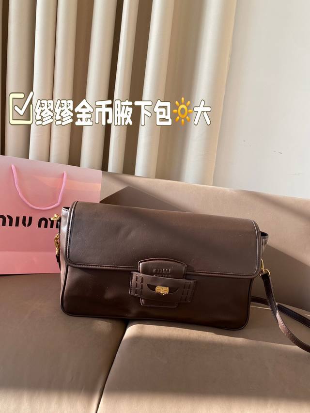 大号 配折叠盒子 缪缪金币腋下包 开挂的miumiu火遍全网了 今年miumiu真是开挂了啊把学院风拿捏的死死的太好看啦 尺寸:38*22 大号 配折叠盒子 缪缪金币腋下包 开挂的miumiu火遍全网了 今年miumiu真是开挂了啊把学院风拿捏的死死的太好看啦 尺寸:38*22