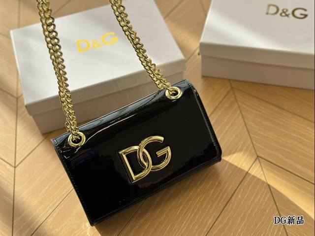 配盒 Bags Napoli 手袋灵感日记夏日优雅纷呈，＃Dolcegabbana 多样手袋丰富你的百变造型在dg包袋家族中，创意总监stefano和domen