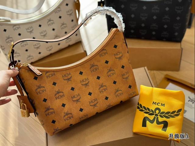 飞机盒 新品速递｜Mcm24新品牛角包 新品腋下包 两用牛角包解构经典visetos标识，重塑全新mcmlauretos #印花。新花样，带你解锁全新旅程。尺寸