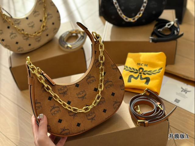 飞机盒 尺寸24*13 Mcm新品月牙腋下包 好看的新款包包当然要第一时间分享出来啦 Mcm新品月牙包到货啦，包型真的绝绝子 腋下 手提 单肩 斜挎一款多功能一