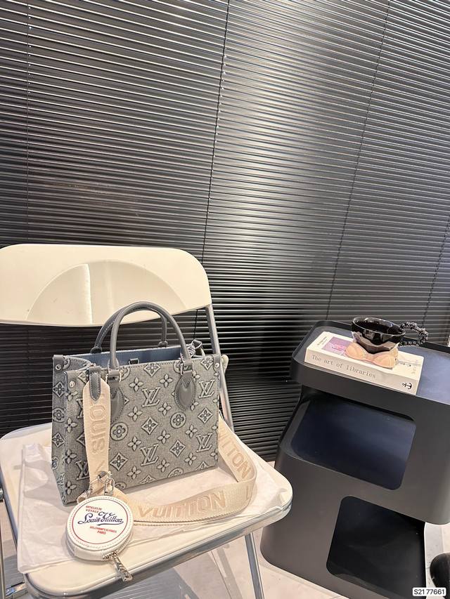 Lv 丛林牛仔托特 小号丛林 公司终于听到了广大亲朋好友们的呼唤 搭配了宽肩带和小零钱包 尺寸刚刚好 尺寸：25 20 货号77661