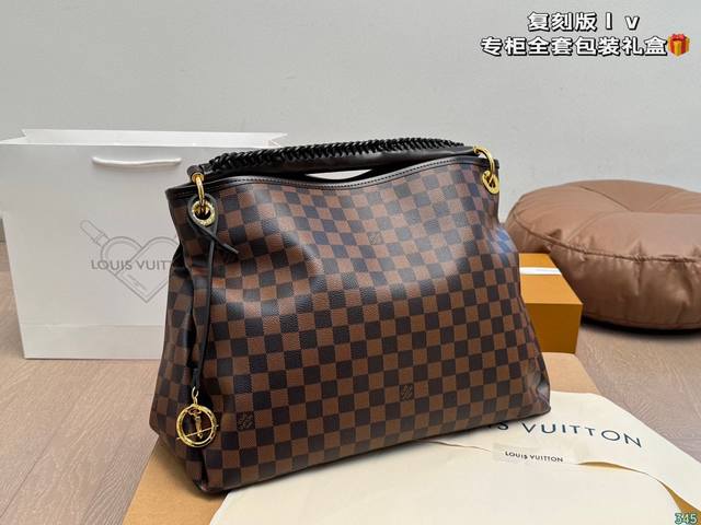 升级版复刻 飞机盒 Lv Artsy包,高级五金 超级无敌好质量 专柜同款 宝宝们抓紧来订哈 超级好的版本~版型经典不过时 一直深受洋气美妞们喜欢!尺寸: 40 升级版复刻 飞机盒 Lv Artsy包,高级五金 超级无敌好质量 专柜同款 宝宝们抓紧来订哈 超级好的版本~版型经典不过时 一直深受洋气美妞们喜欢!尺寸: 40