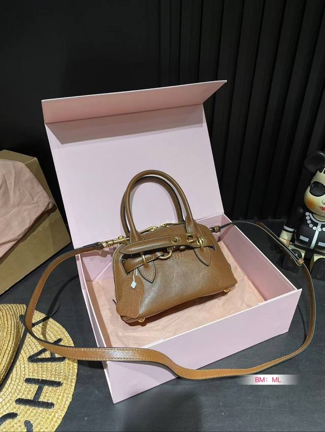 迷你号 配折叠礼盒 Miumiu缪缪贝壳包 看着很轻松又舒适一点也不会给人压力 拎在手上可以切确感受到高级质感 尺寸20*13