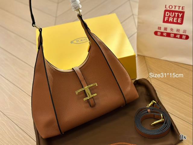 折叠盒 尺寸31*15Cm 托德斯 托特包 两边可以收缩，可根据实用量调节 既能单肩、又可以放电脑，非常实用~ 这包优点是很轻便，而且皮的手感超级好 包身是颗粒