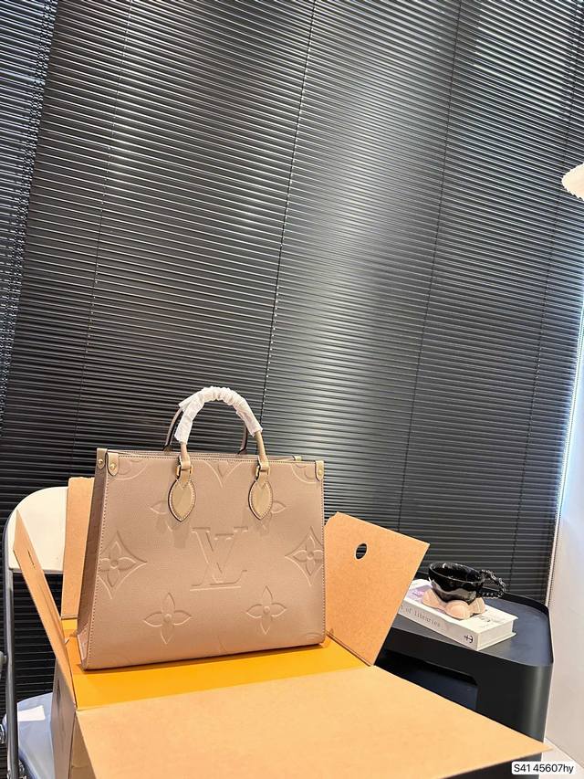 Lv托特 压花托特 超火的tote托特包,日常通勤都非常可会越用越喜欢的一款,值得入手。尺寸:34 27 货号45607Hy Lv托特 压花托特 超火的tote托特包,日常通勤都非常可会越用越喜欢的一款,值得入手。尺寸:34 27 货号45607Hy