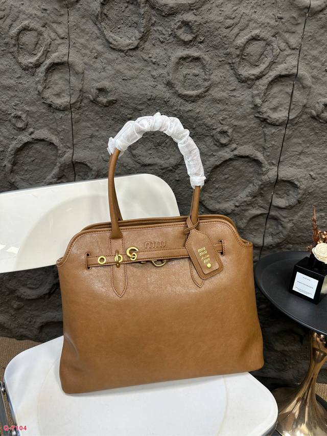 配折叠盒 Miumiu缪缪贝壳包牛皮 看着很轻松又舒适一点也不会给人压力 拎在手上可以切确感受到高级质感 尺寸40.30Cm 配折叠盒 Miumiu缪缪贝壳包牛皮 看着很轻松又舒适一点也不会给人压力 拎在手上可以切确感受到高级质感 尺寸40.30Cm