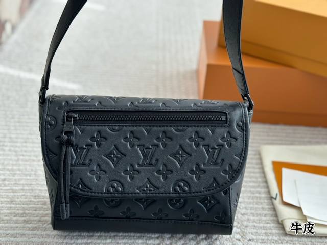 牛皮 配盒 Size：24*17Cm L家 2025新款 百搭黑灰色入手了个男包 性价比真的很高 日常出街很够用，大小刚好 可拎可斜挎，肩带的宽度也很nice