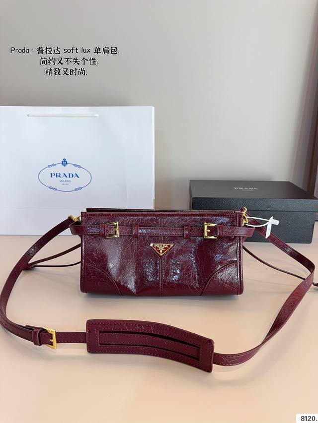 配礼盒 普拉达prada Soft Lux单肩包. 质感很高级 容量超级大也很耐用 日常出街背它回头率百分百 就是这种随性慵懒感尺寸：26*7*14Cm