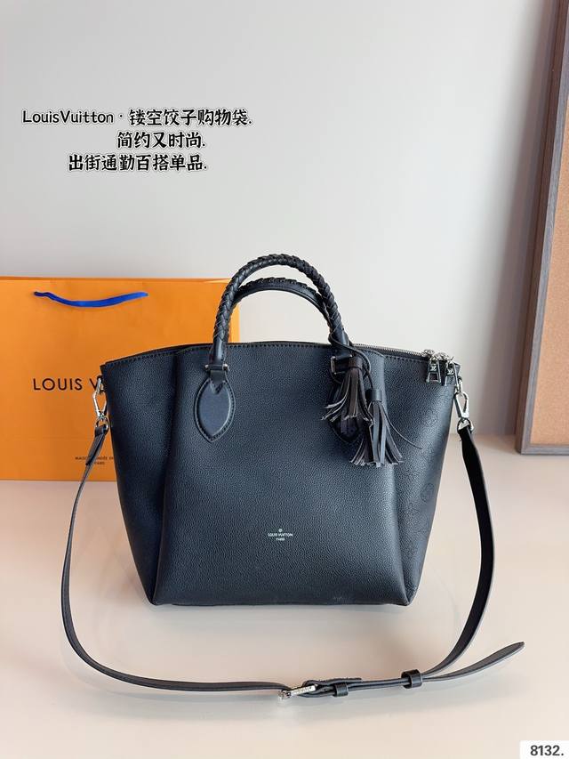 Lv｜路易威登.新款饺子购物袋 肩带可调节 单肩斜挎 容量倍儿大. 可满足日常所需的所有物品. 尺寸：26*8*23Cm