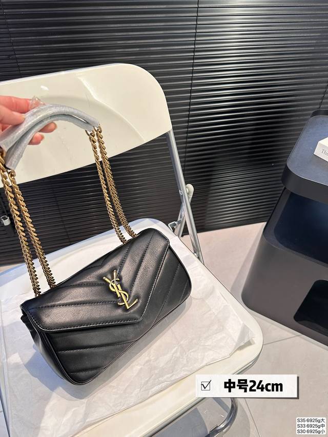 大号 中号 小号 纯皮圣罗兰ysl邮差 背起来真的太有feel。 圣罗兰 最低调, 简洁大气啦! 尺寸刚刚好! 尺寸大号29 16 中号24 14 小号21 1 大号 中号 小号 纯皮圣罗兰ysl邮差 背起来真的太有feel。 圣罗兰 最低调, 简洁大气啦! 尺寸刚刚好! 尺寸大号29 16 中号24 14 小号21 1