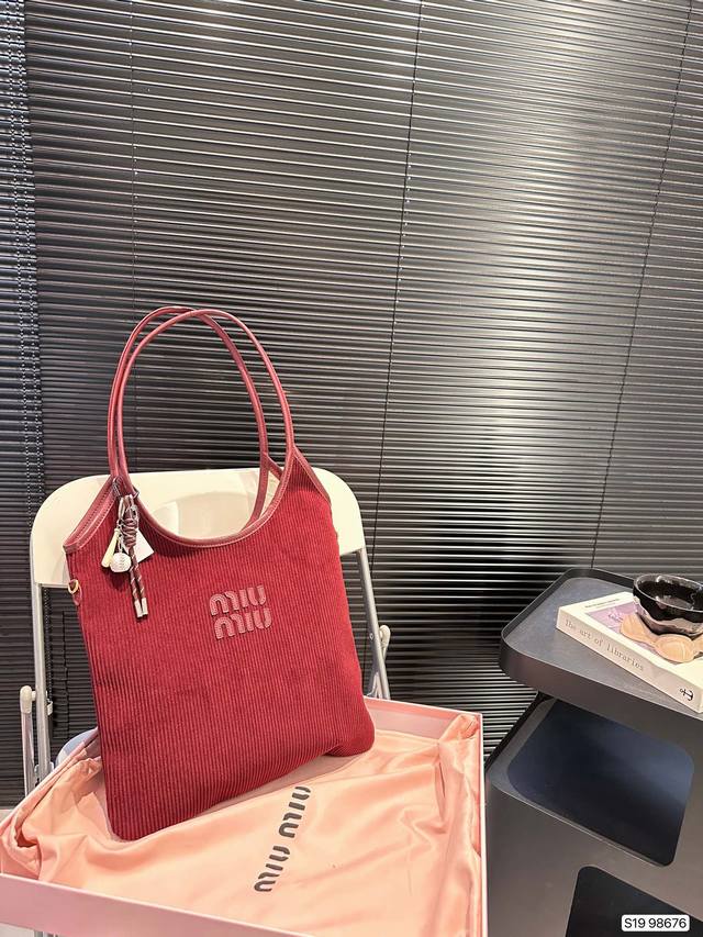 配盒子 缪缪托特 灯芯绒托特 近期的好物推荐,最近超爱这个包包,托特包真的超能 装,出门拍摄能装好多小东西,随意慵懒的赶脚很戳 我,尺寸:36 32 货号986 配盒子 缪缪托特 灯芯绒托特 近期的好物推荐,最近超爱这个包包,托特包真的超能 装,出门拍摄能装好多小东西,随意慵懒的赶脚很戳 我,尺寸:36 32 货号986